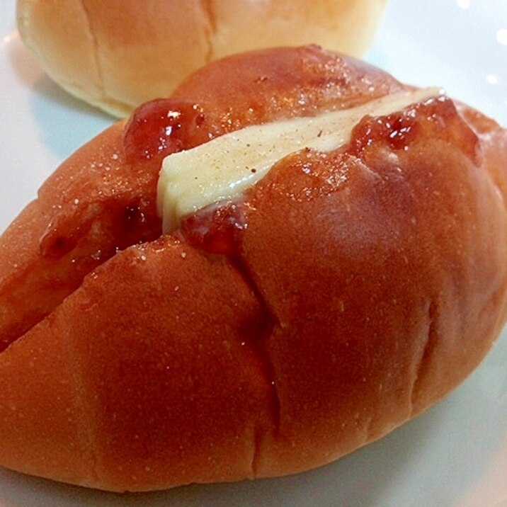 苺ジャムとスライスチーズのキャラメル香るロールパン